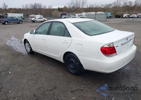 2005 Toyota Camry Le z USA, uszkodzony, nr VIN 4T1BE32KX5U396878
